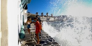 Τουρίστες στη Μύκονο με μάσκες λόγω κορωνοϊού