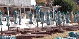 Μύκονος ομπρέλες και ξαπλώστρες στο Nammos