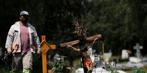 Νεκροθάφτης σε νεκροταφείο του Μεξικού