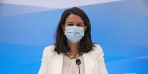 Η υπουργός παιδείας Νίκη Κεραμέως με μάσκα και λευκό σακάκι
