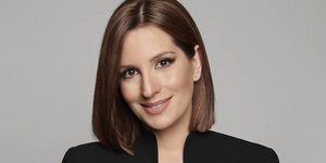 H Νίκη Λυμπεράκη με μαύρο σακάκι 