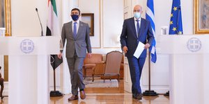 Ο Νίκος Δένδιας με τον ομόλογό του από τα ΗΑΕ