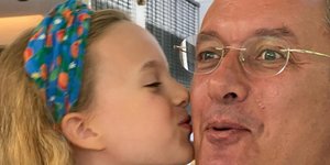 Νίκος Χατζηνικολάου: Φωτογραφίζει την 8χρονη κόρη του φορώντας μάσκα και μας προτρέπει όλους να κάνουμε το ίδιο!