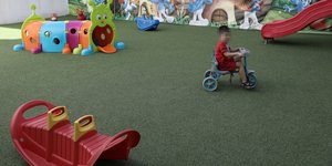 Νήπιο σε αυλή