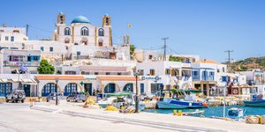 ψαροβαρκες λιμανι εκκλησια