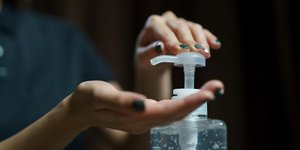 Γυναίκα βάζει αντισηπτικό στα χέρια της