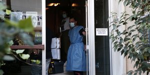 Νοσηλευτής σε είσοδο γηροκομείου