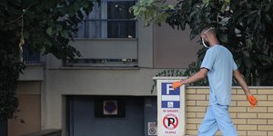 Νοσηλευτής έξω από γηροκομείο στο Μοσχάτο