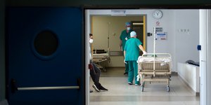 Νοσηλευτές με φορείο σε διάδρομο νοσοκομείου