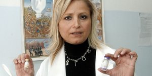 Νοσηλεύτρια με το εμβόλιο της γρίπης στα χέρια