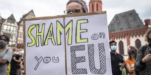 «Ντροπή σου ΕΕ» γράφει πλακάτ διαδηλωτή για το προσφυγικό