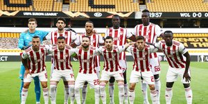 Ομαδική φωτογραφία του Ολυμπιακού στην έδρα της Γουλβς