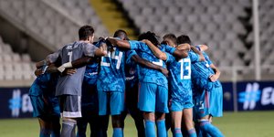 Οι παίκτες του Ολυμπιακού αγκαλιά