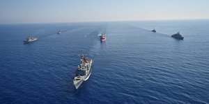 Το Oruc Reis συνοδεία πολεμικών πλοίων