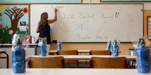 παγουρια πανω σε θρανια