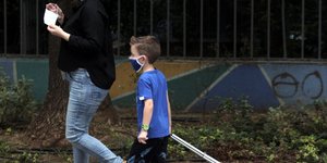 Μαθητής μπαίνει σχολείο με την μάσκα του