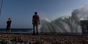 Νεαρός βλέπει το κύμα στην θάλασσα