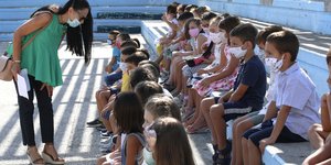παιδια με μασκες σε κερκιδες