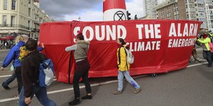 Διαδήλωση για το κλίμα κοκκινο πανο 