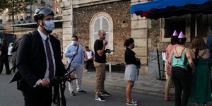Με μάσκες οι πολίτες στο Παρίσι λόγω κορωνοϊού