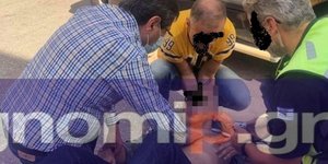 Δήμαρχος Πάτρα πρώτες βοήθειες σε περαστικό