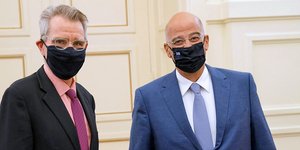 Tζεφρι Πάιατ, Νίκος Δένδιας με μασκες