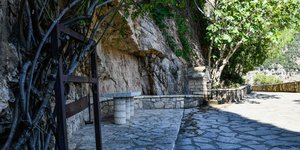πετροχτιστοι παγκοι στα τΖουμερκα