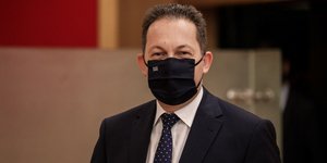 Στέλιος Πέτσας με μασκα