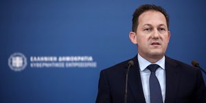 Ο κυβερνητικός εκπρόσωπος με γραβάτα