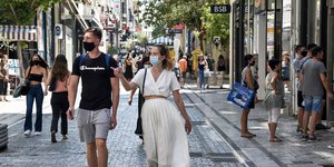 Πεζοί με μάσκες στην Ερμού