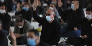 Πιστός στο Ιράκ προσεύχεται φορώντας μάσκα