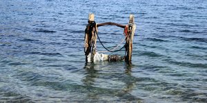 καρεκλα στη θαλασσα