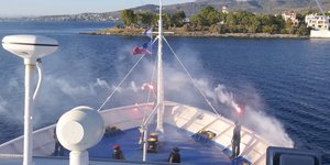 Το πλοίο Apollon Hellas αποδίδει χαιρετισμό