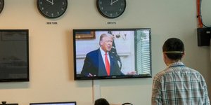 Ο Αμερικανός Πρόεδρος Ντόναλντ Τραμπ στις οθόνες της τηλεόρασης