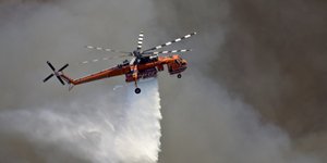 ελικοπτερο ριχνει νερο 