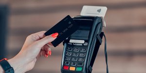 Ανέπαφη συναλλαγή με κάρτα σε μηχάνημα POS