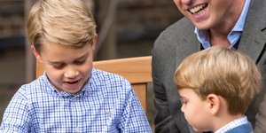 Ο πρίγκιπας Τζορτζ κρατά το δόντι καρχαρία που του χάρισε ο Σερ Ατένμπορο