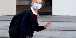 Η πριγκίπισσα Λεονόρ με μάσκα στο σχολείο