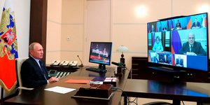 Ο Βλάντιμιρ Πούτιν σε τηλεδιάσκεψη