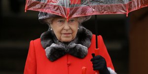 Η βασίλισσα Ελισάβετ με κόκκινο παλτό και ομπρέλα
