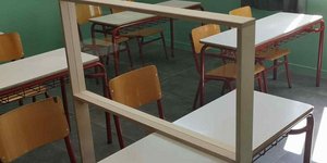 Πλέξιγκλας στα θρανία των δημοτικών