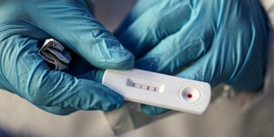 Γιατρός κρατά rapid test για κορωνοϊό