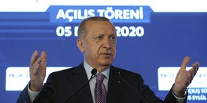 Ο Τούρκος Πρόεδρος, Ρετζέπ Ταγίπ Ερντογάν με μοβ γραβάτα και τα χέρια ψηλά