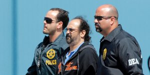 O Ροντρίγκο Τόβαρ συνοδεύεται αλυσοδεμένος από αστυνομικούς