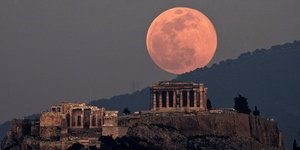 ροζ φεγγαρι στην ακρόπολη