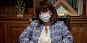 Η Κατερίνα Σακελλαροπούλου στο Προεδρικό Μέγαρο με μάσκα
