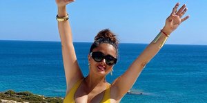 Σάλμα Χάγιεκ με κίτρινο μαγιό στις Κυκλάδες