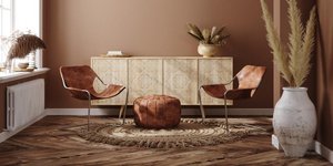 Σαλόνι με δύο καρέκλες και ένα πουφ