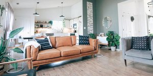 Σαλόνι με ανοιχτή κουζίνα