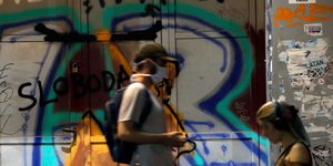 Πολίτες στη Σερβία με μάσκες προστασίας διάδοσης του κορωνοϊού